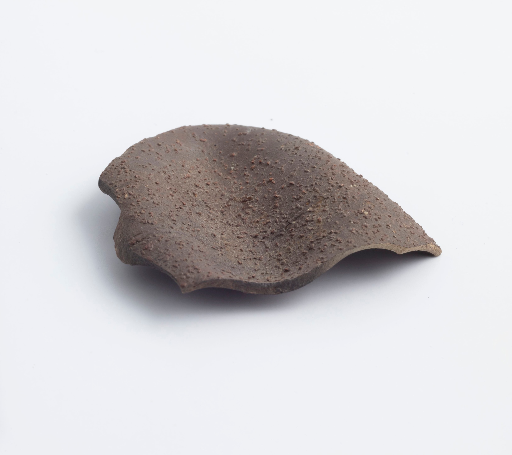Fragment de panse de gobelet en céramique engobée