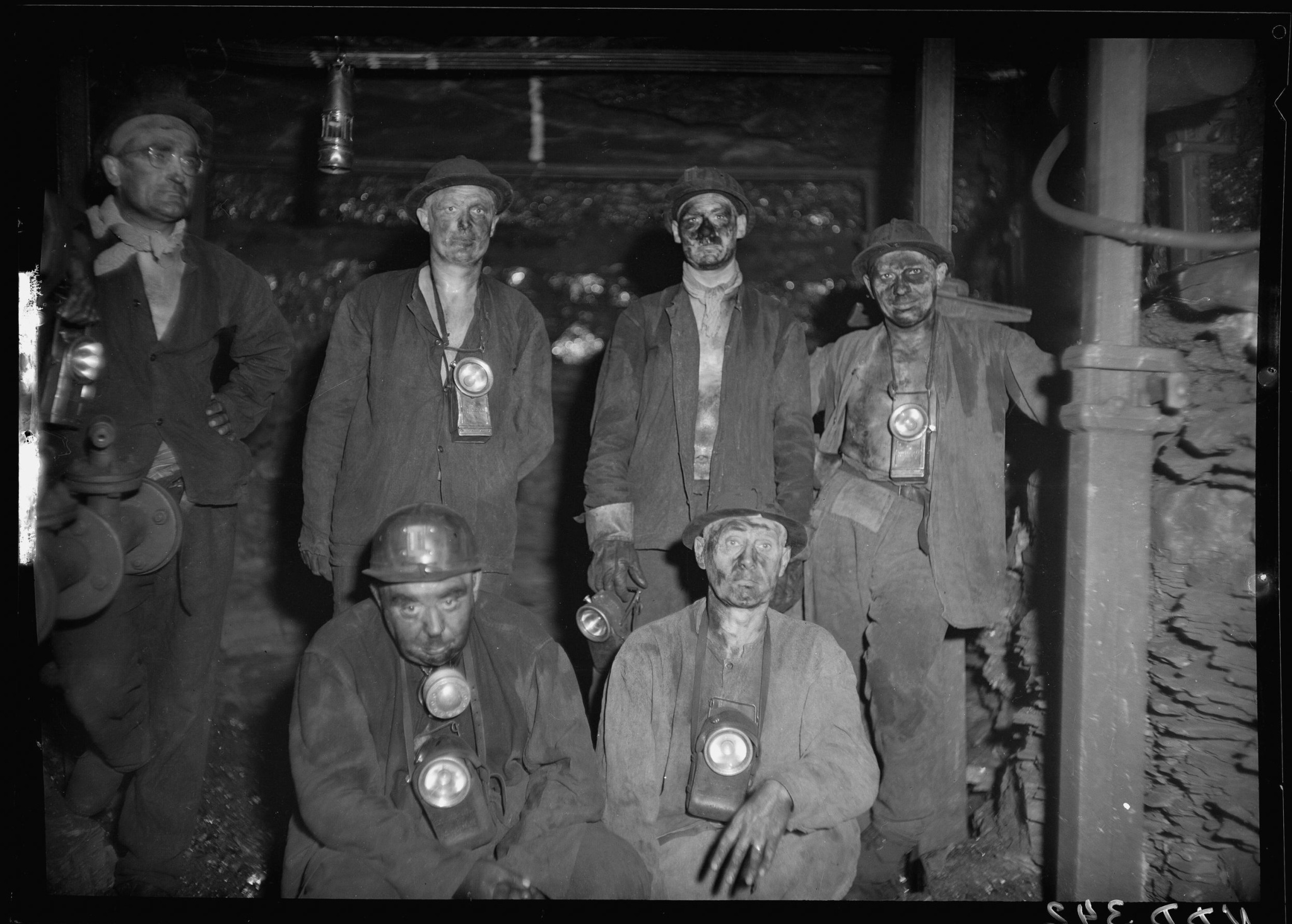 Portrait d'un groupe de mineurs dans une galerie de la mine