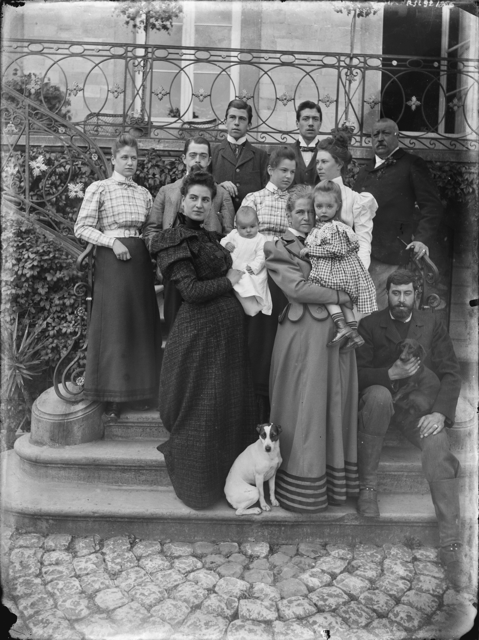 Famille de Selys sur les marches du château de Borgharen