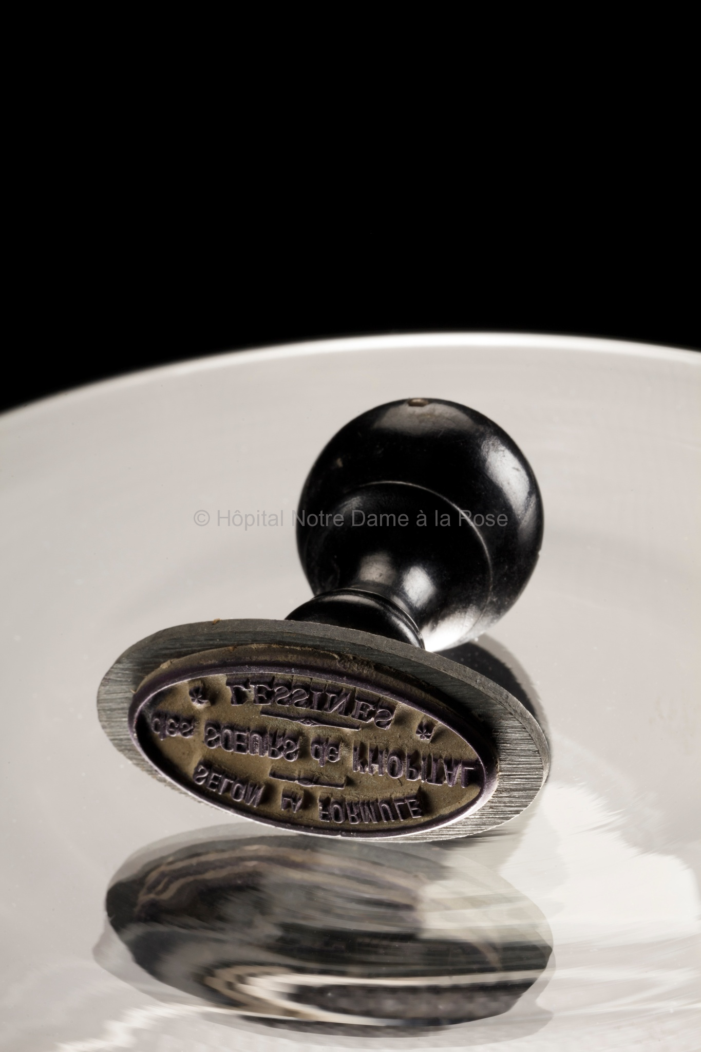 Cachet 'selon la formule des soeurs de l'Hôpital de Lessines L Daeghsels Louvain'