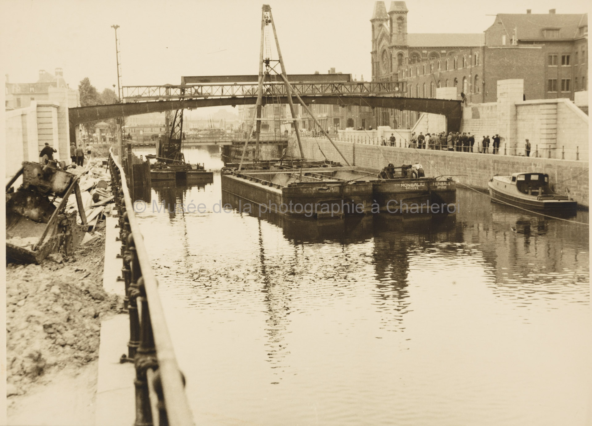 Construction d'un pont traversant un canal à Bruges