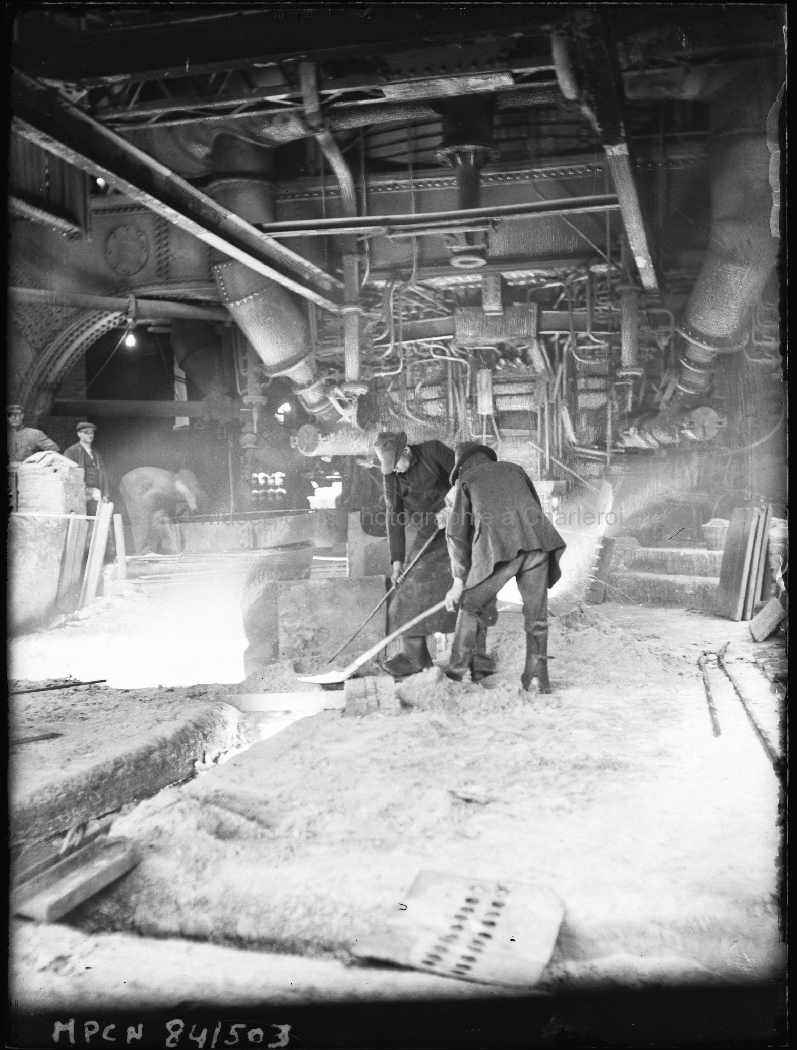 Fondeurs au travail en usine