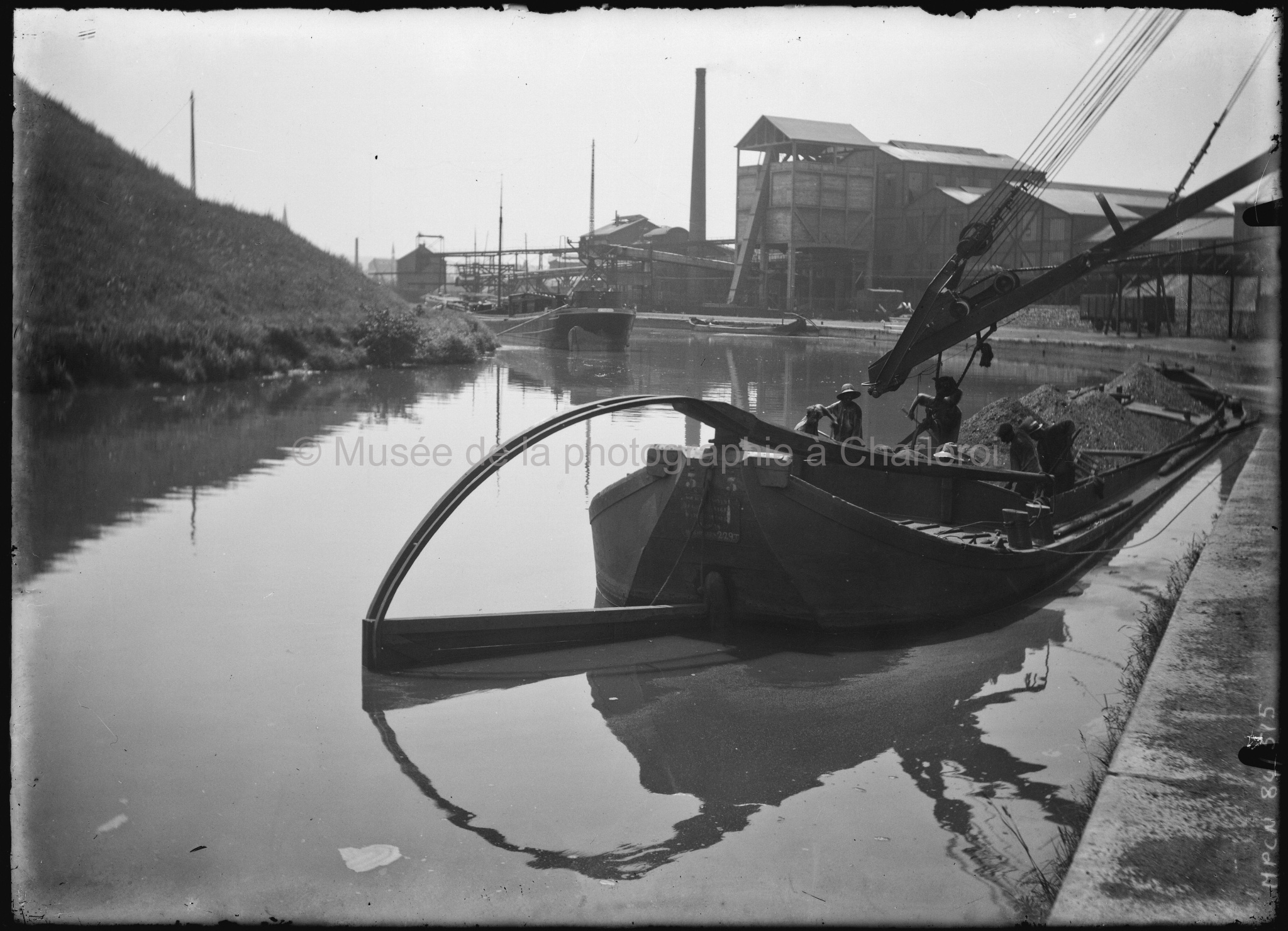 Péniche sur la Sambre avec ouvriers au travail