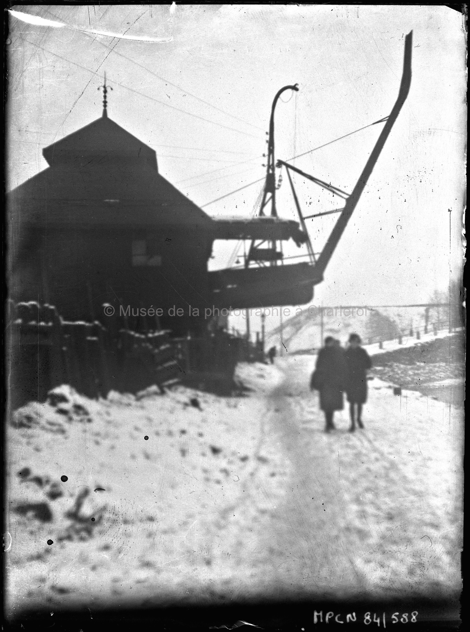 La ronde devant la baraque d'usine sur pilotis