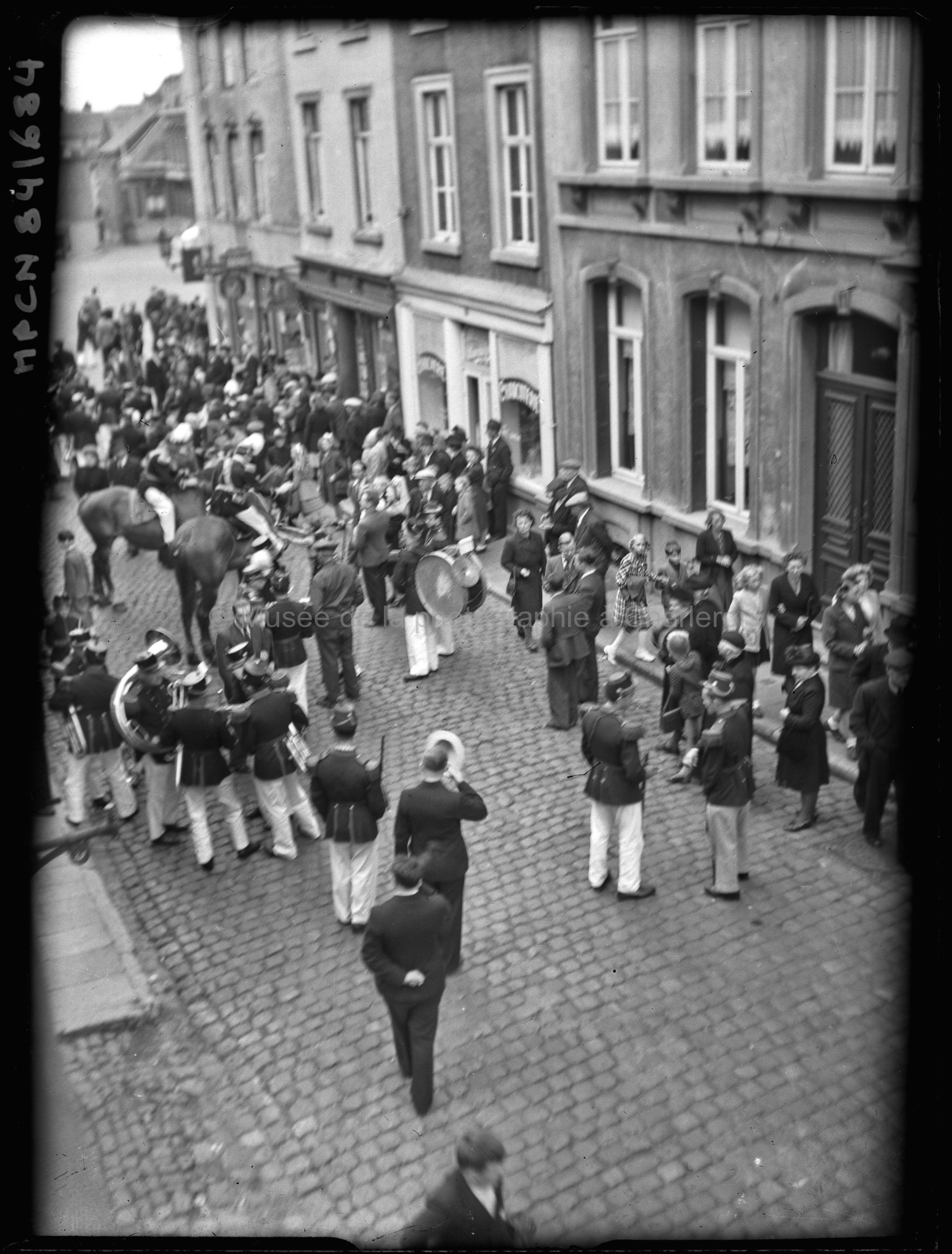 Fanfare défilant dans la rue