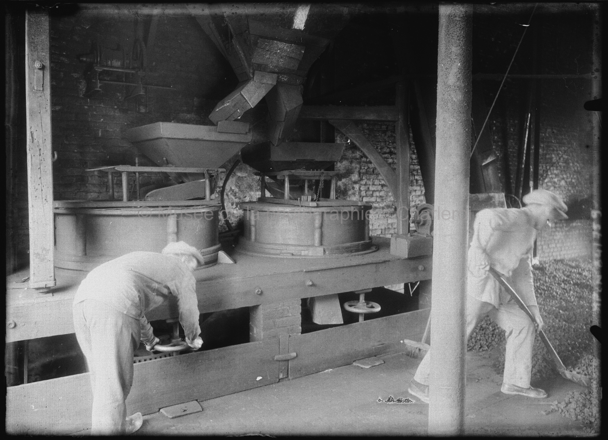 "Chicorée de la Sylle" sprl Byloos. Le moulin, ouvriers au travail