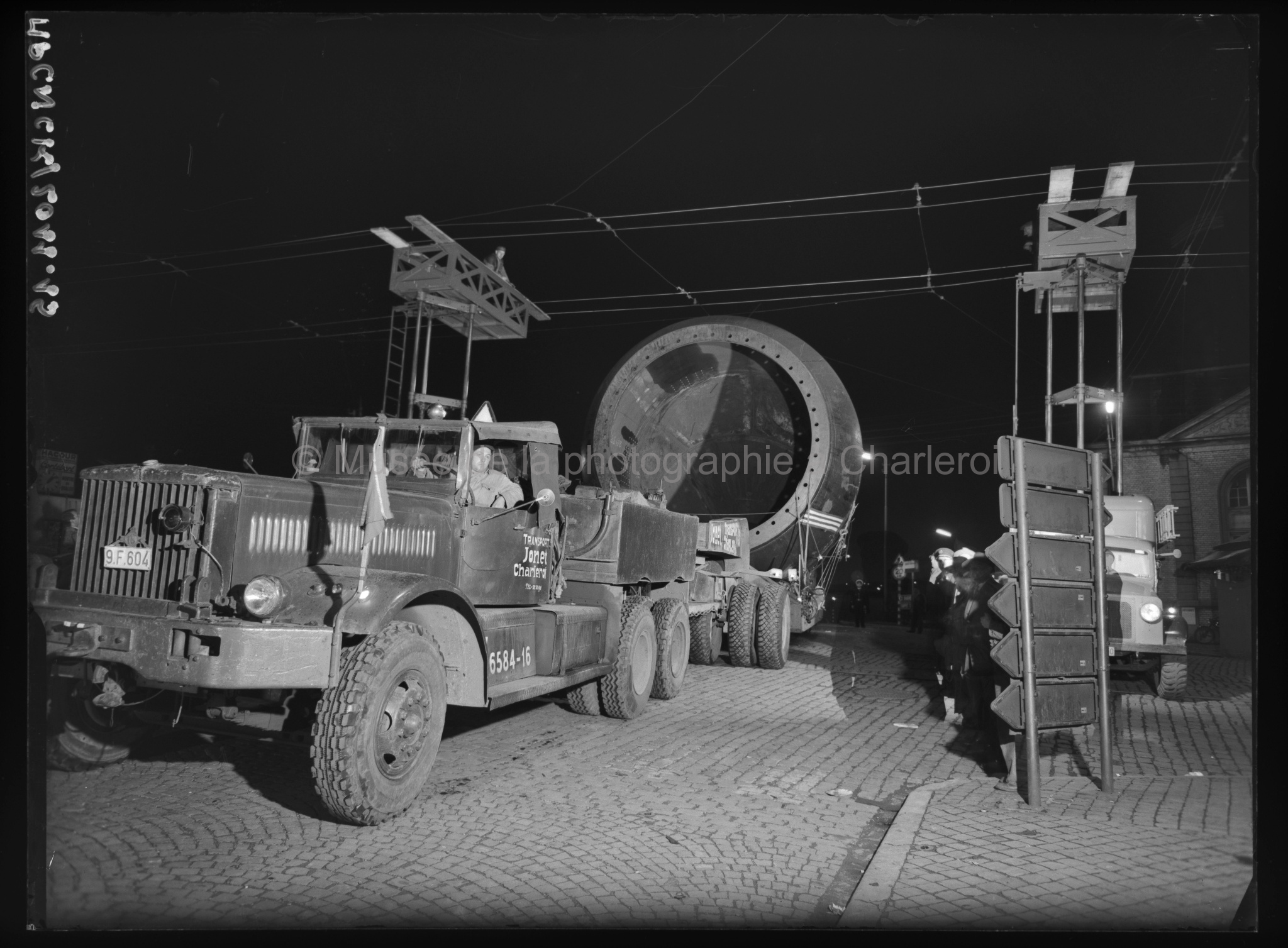 Transport d'une cornue à Ougrée