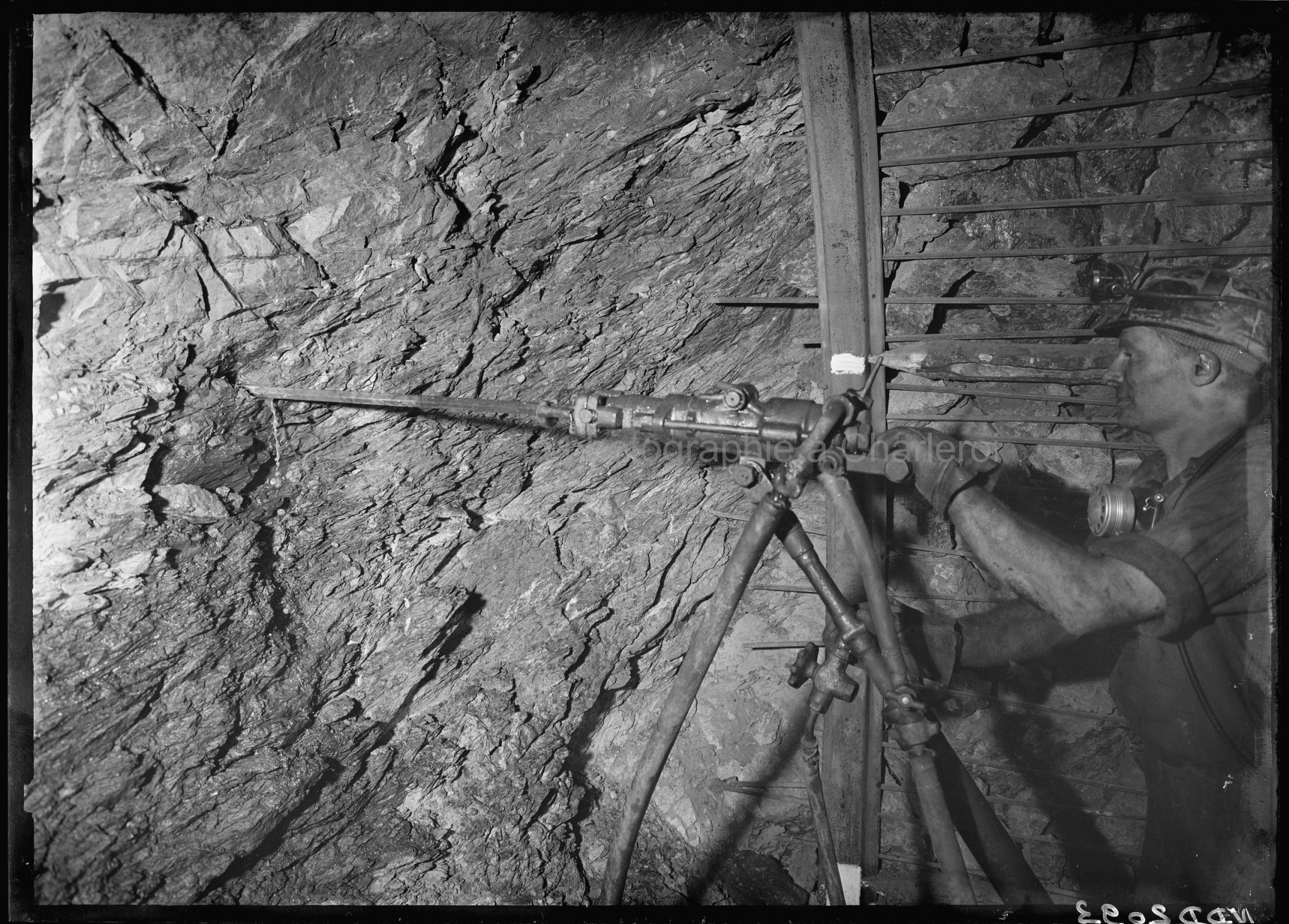 Foration des fourneaux de mines avec marteau-perforateur à injection d'eau, monté sur béquille, bouveau sud