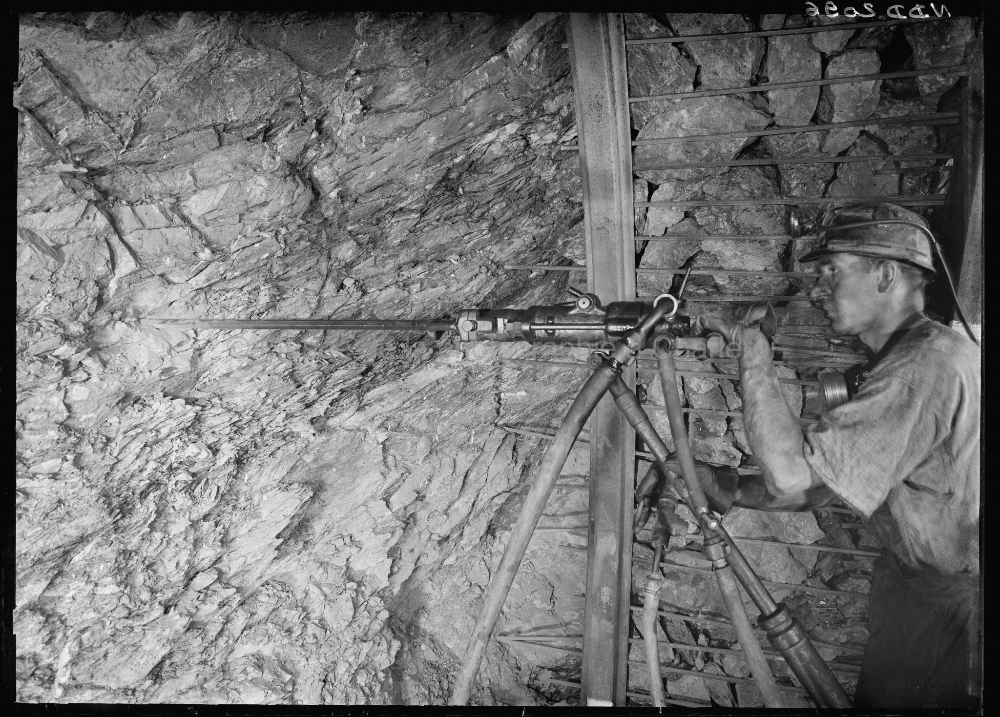 Foration des fourneaux de mines avec marteau-perforateur à injection d'eau, monté sur béquille, bouveau sud