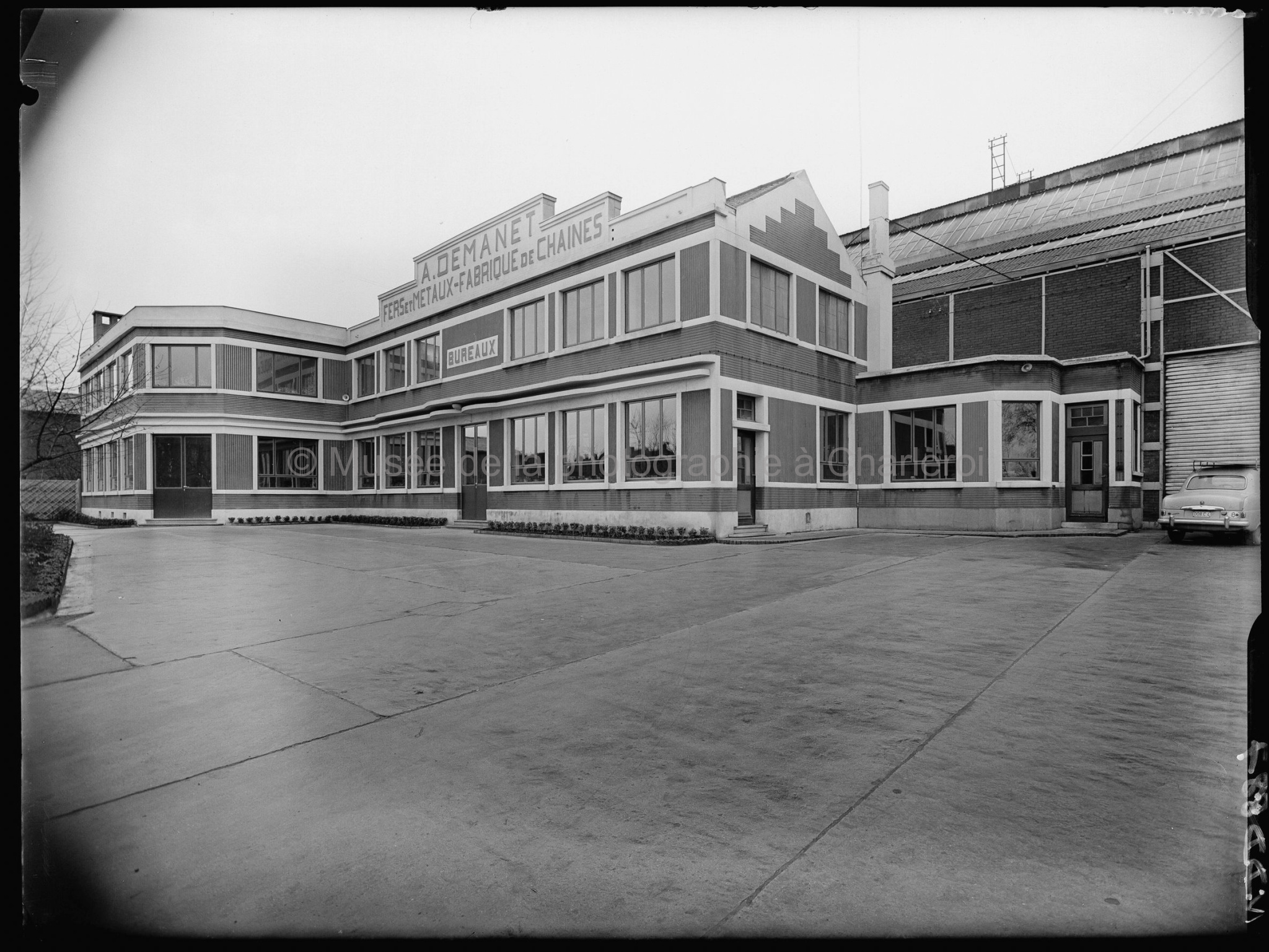 Fabrique de chaînes; vue de la façade de l'ensemble des bureaux