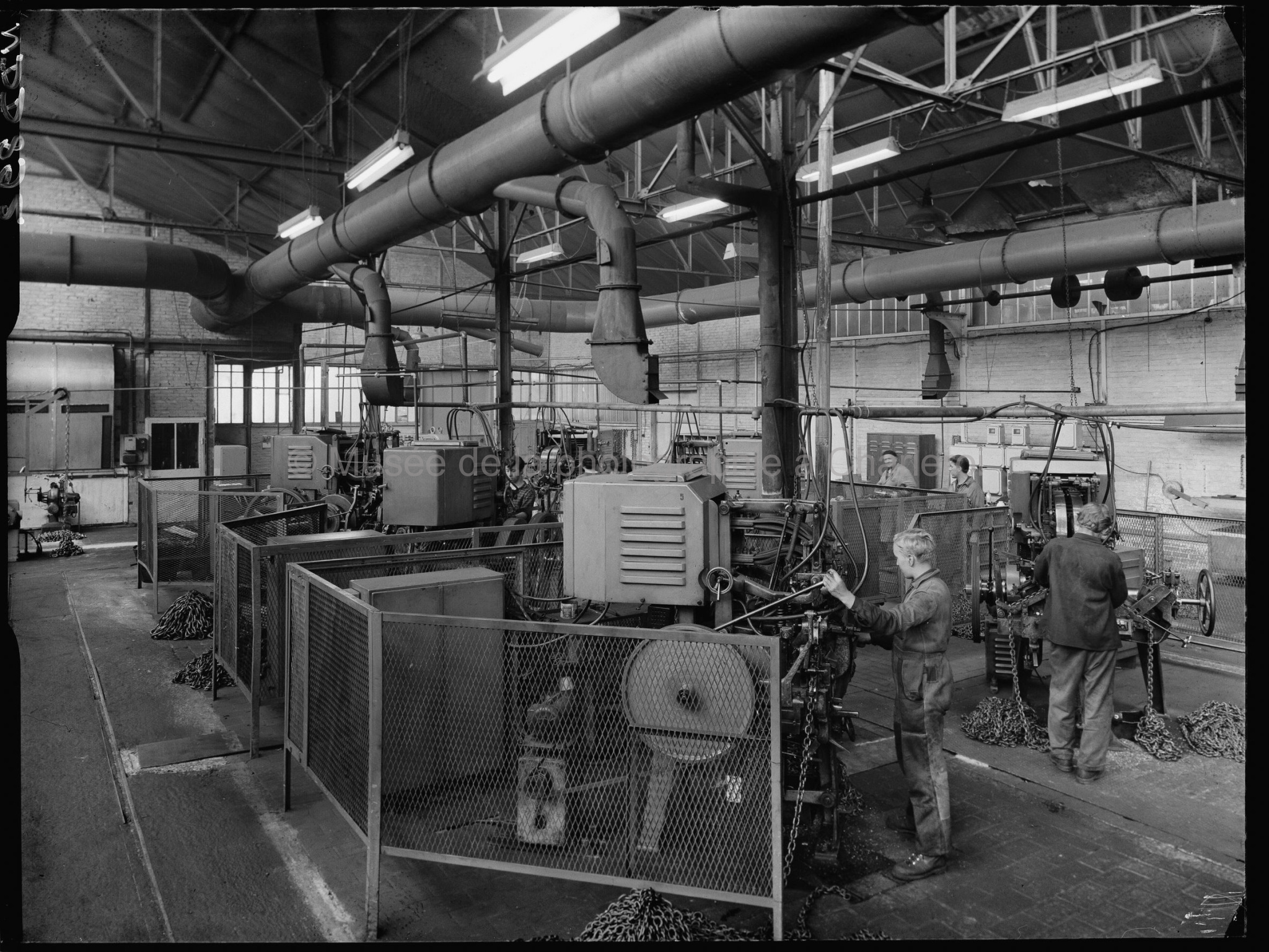 Fabrique de chaînes; ouvriers au travail