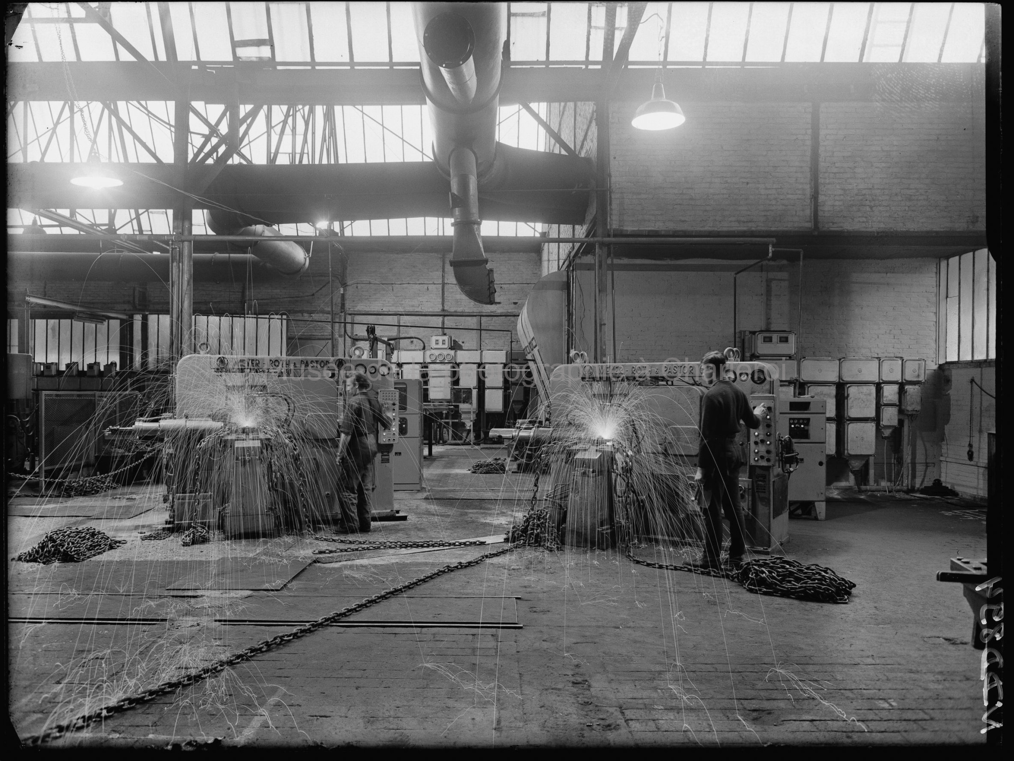 Fabrique de chaînes; ouvriers au travail