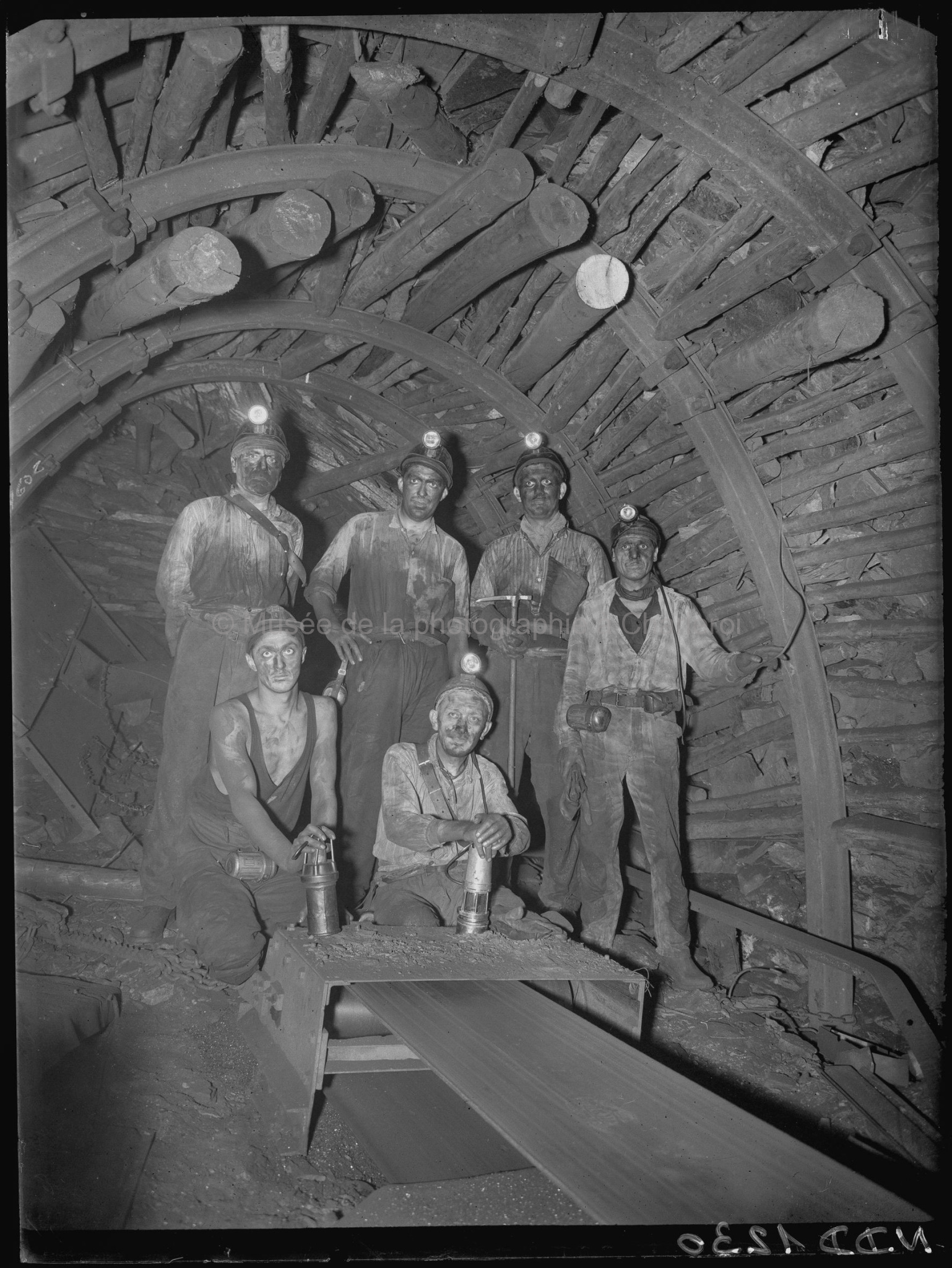 Groupe de Monsieur Allart, directeur du siège, Monsieur Cornilia, ingénieur des mines, l'inspecteur proposé sécurité et hygiène et deux ouvriers