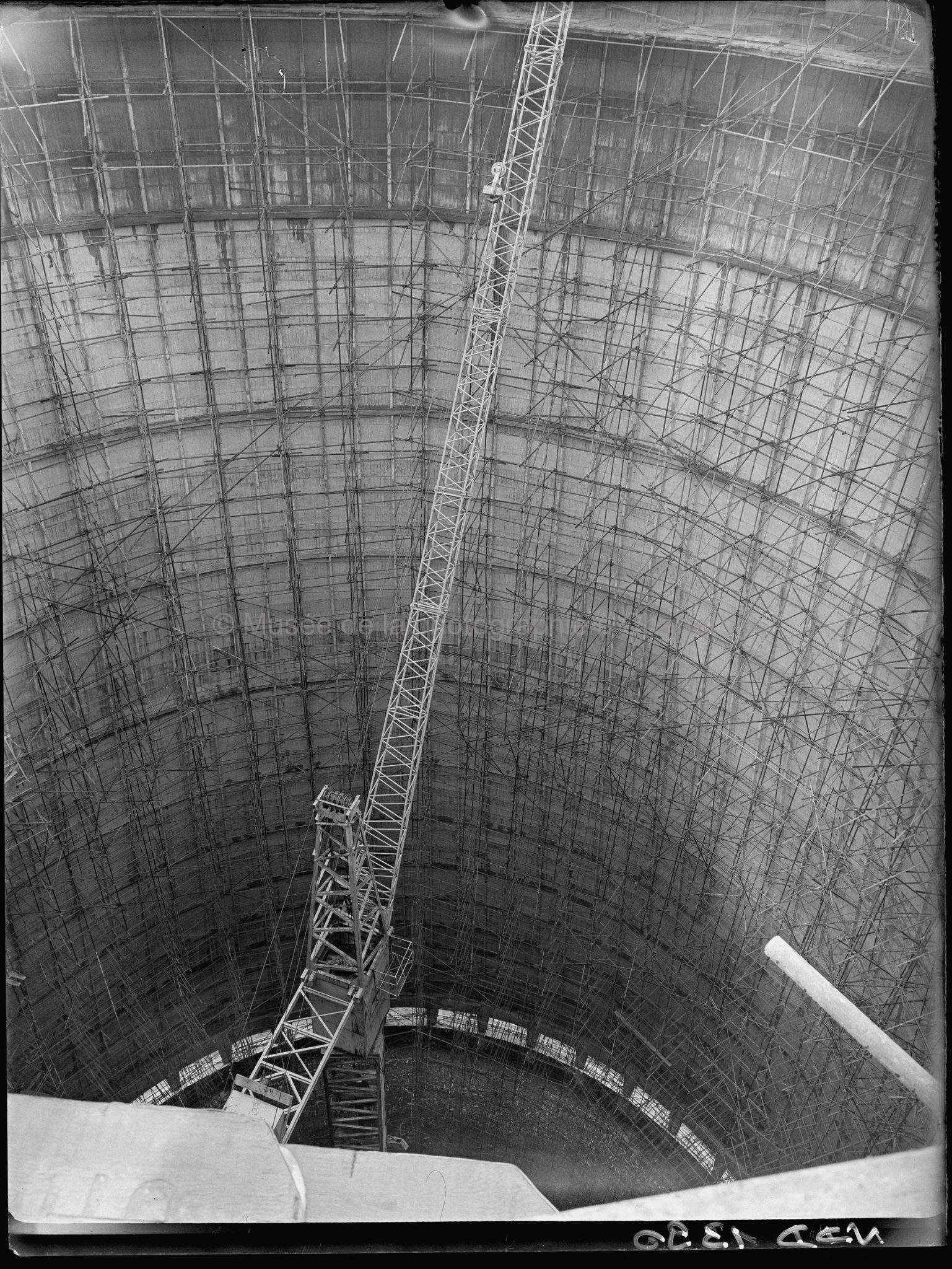 Intérieur de réfrigérant, haut vers le bas; chantier des charbonnages de Ressaix