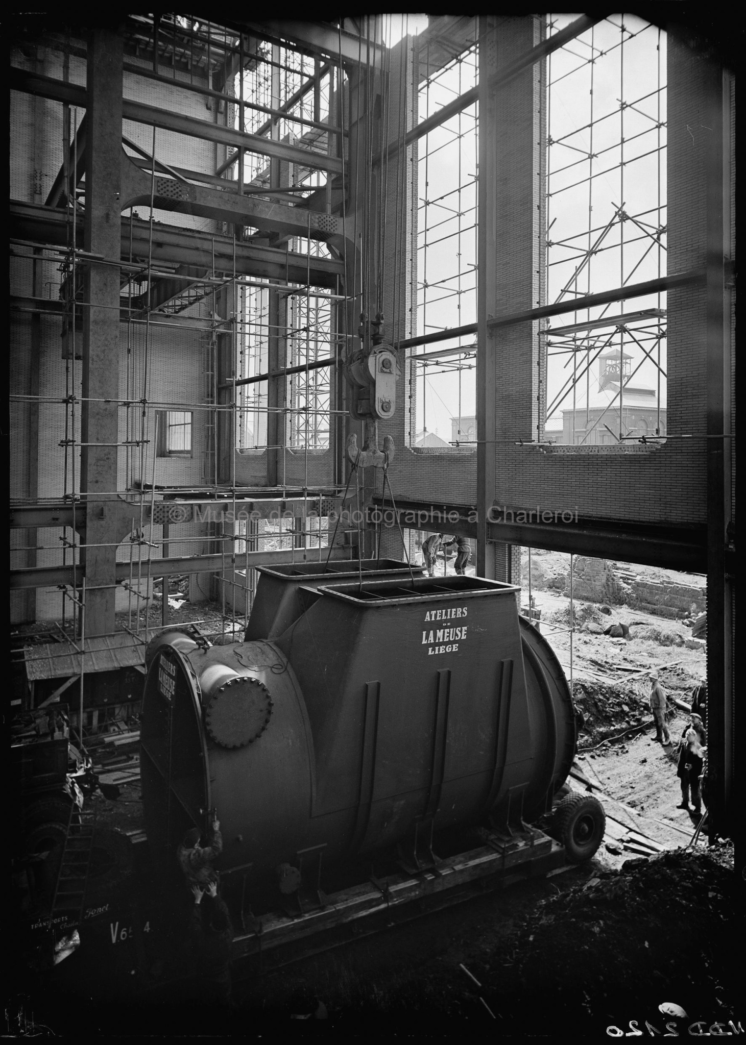 Transport et dépôt dans la centrale d'une cuve venant des Ateliers de La Meuse de Liège