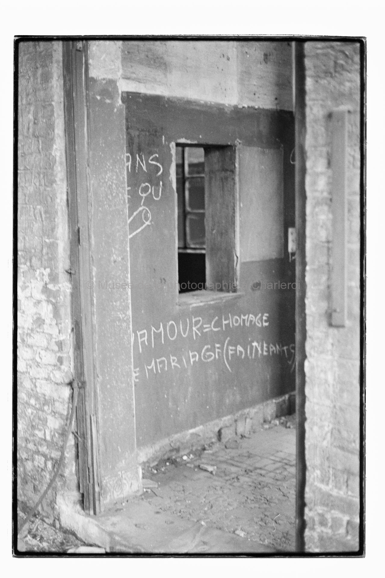 Intérieur en ruines et graffitis sur le mur
